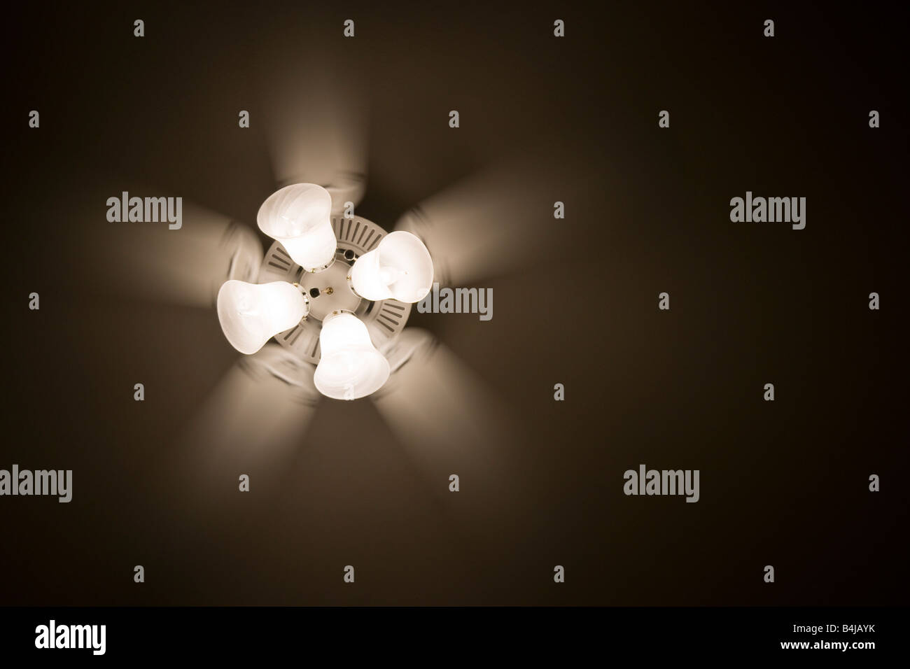Une simple photo d'un ventilateur de plafond montrant un léger flou. Banque D'Images