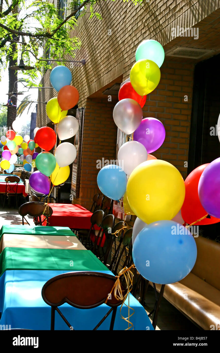 Une partie privée à un restaurant décoré avec des ballons colorés Banque D'Images