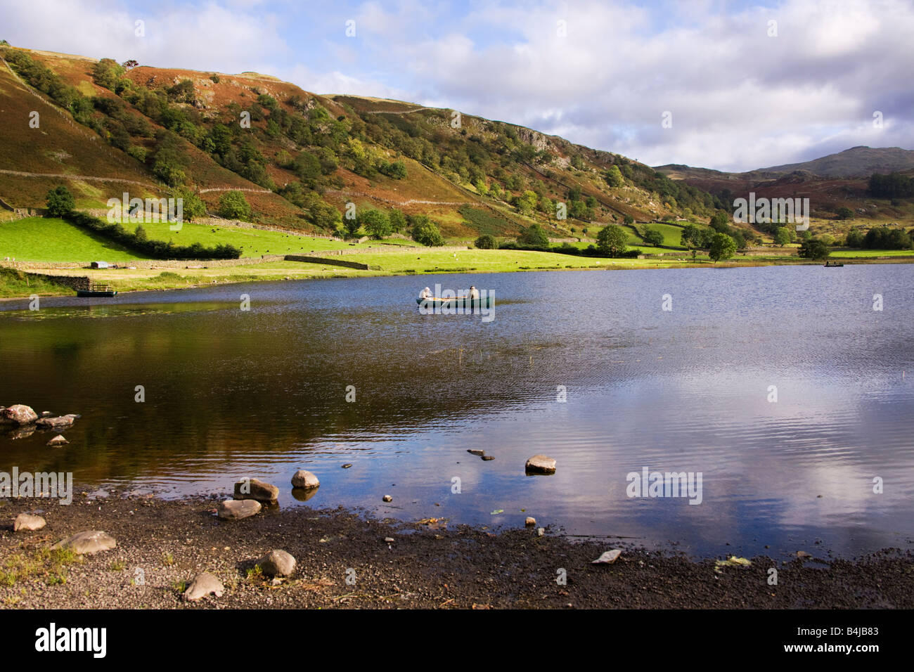 Pêche à la mouche Tarn Watendlath dans un bateau à l'automne, "Lake District" Cumbria England Royaume-Uni Banque D'Images