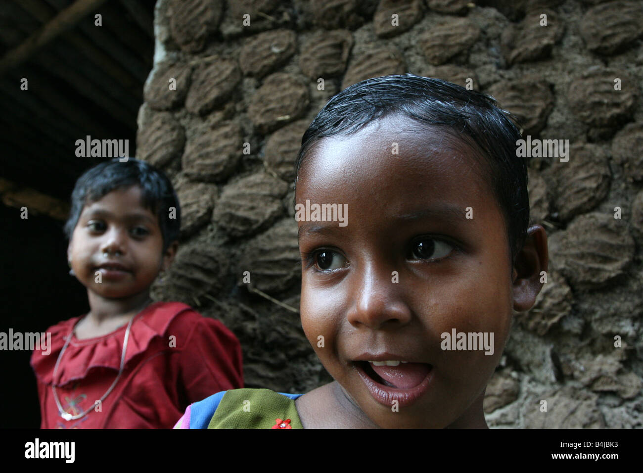 Deux filles partage un moment heureux dans un village reculé du Bengale occidental, Inde Banque D'Images