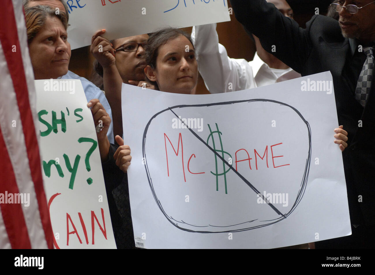 Manifestants devant la Banque fédérale de réserve de New York montrer sur le plan de sauvetage du gouvernement Banque D'Images
