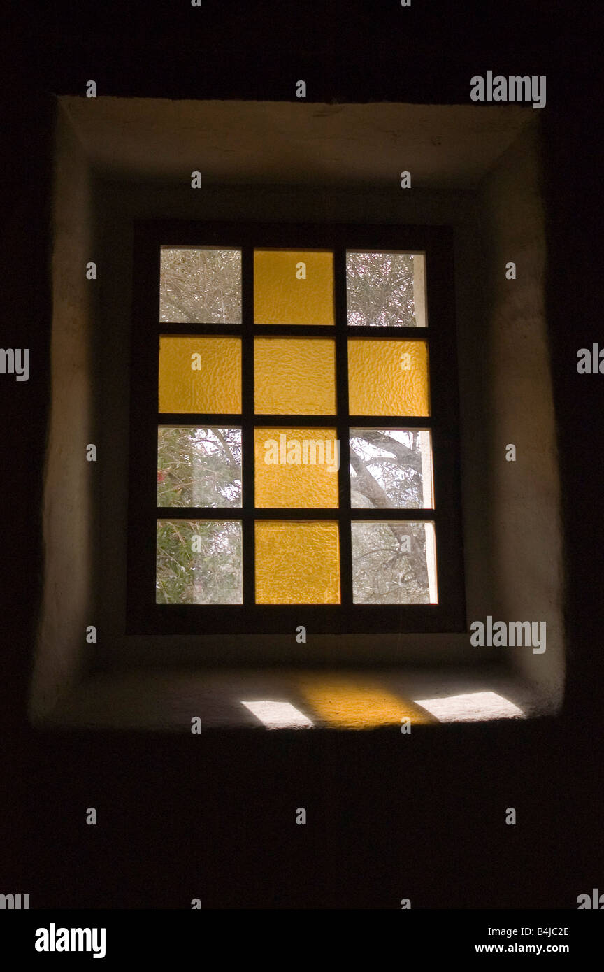 Dans la fenêtre de l'église San Juan Bautista Mission, en Californie, aux États-Unis. Banque D'Images