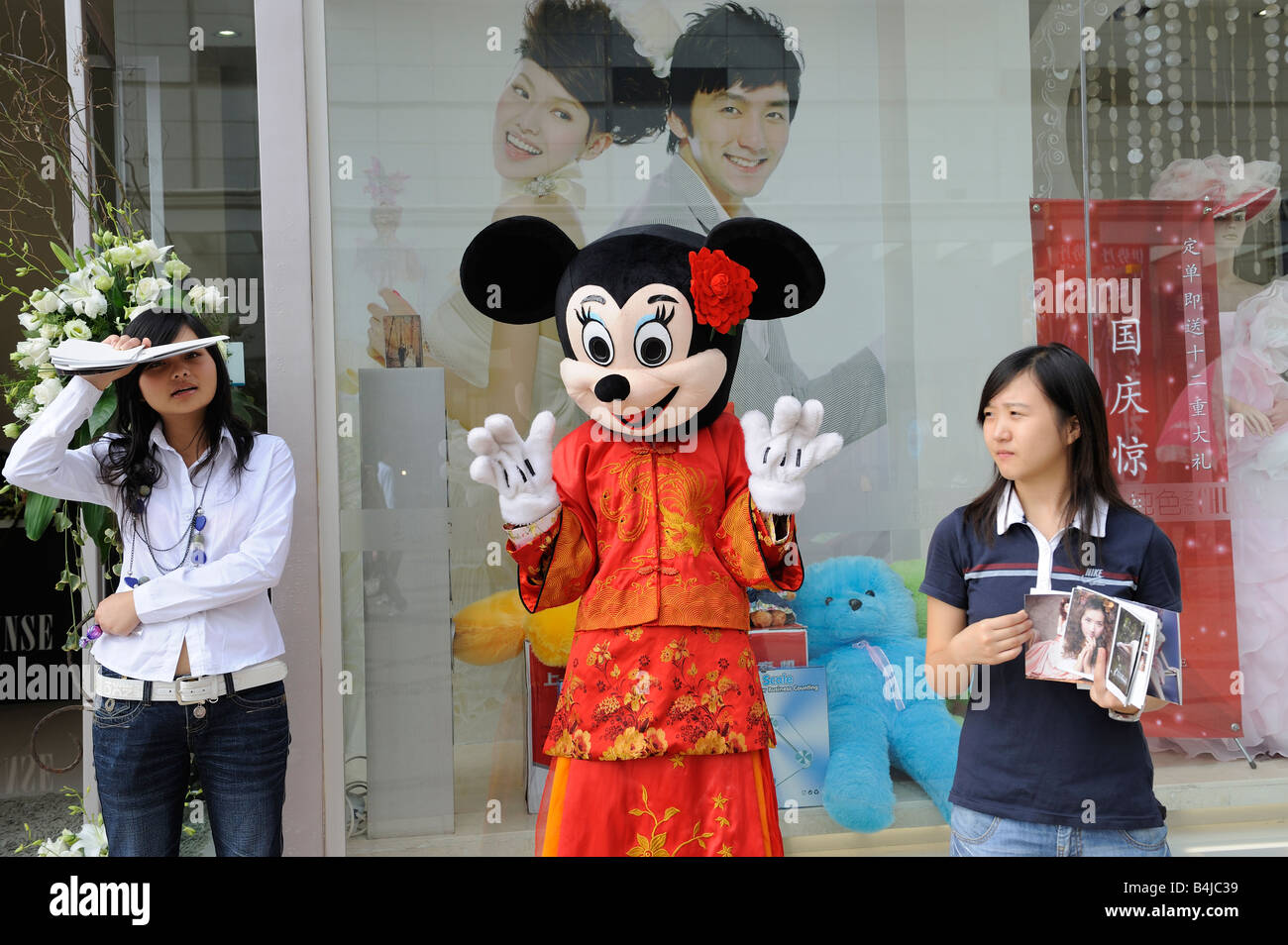 Micky Mouse en costume traditionnel Chinois pour la promotion dans la région de Chengdu, Sichuan, Chine 04-Oct-2008 Banque D'Images