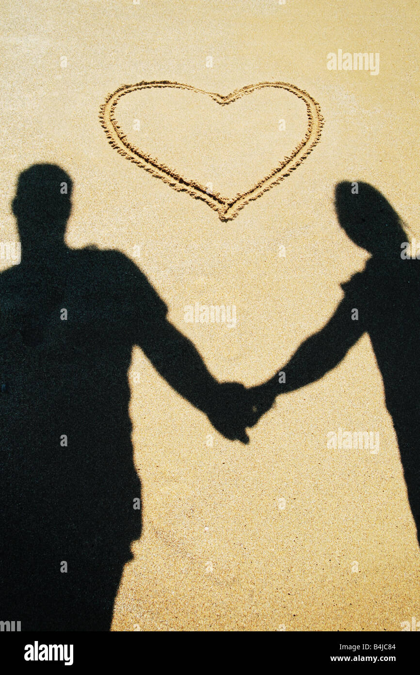 Le couple holding hands on beach Banque D'Images