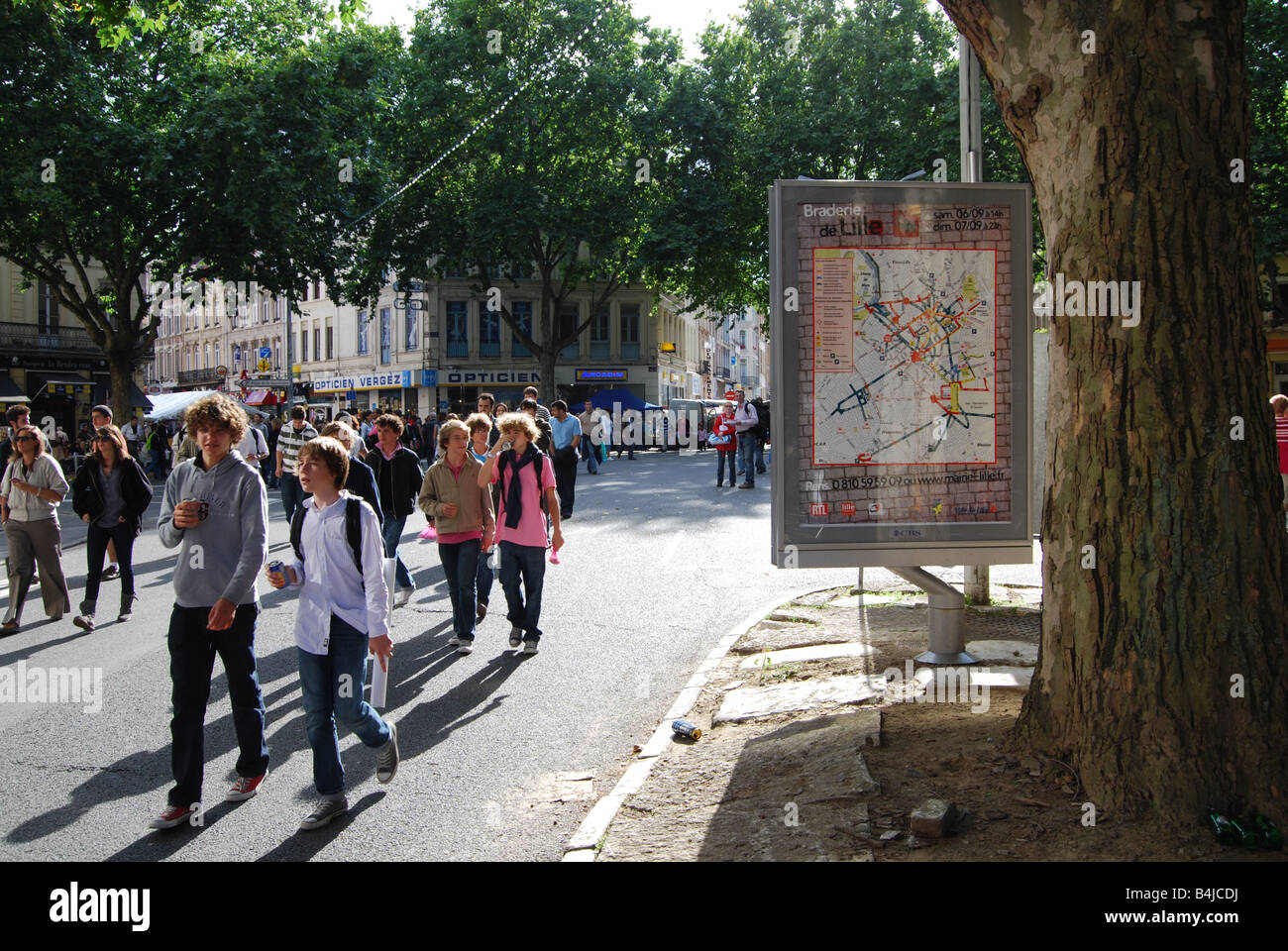 Foule de gens à Lille Braderie France Banque D'Images