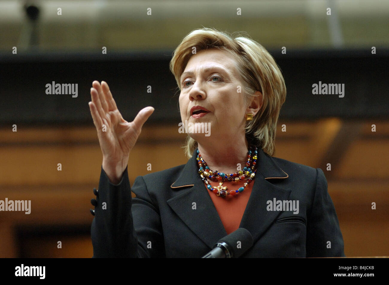 NY Le sénateur Hillary Rodham Clinton commentaires sur le plan de sauvetage à l'extérieur de la Banque fédérale de réserve de New York Banque D'Images