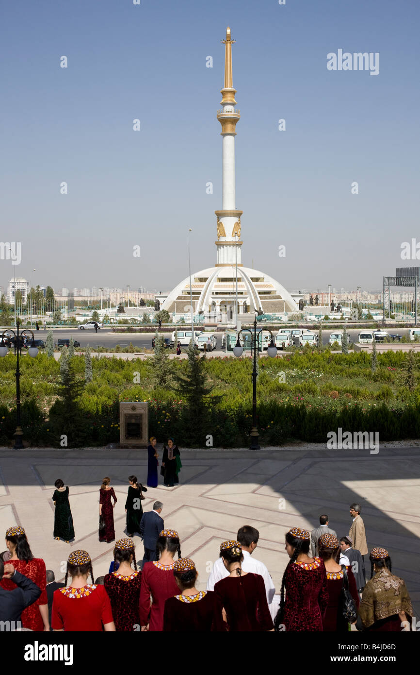 Les délégués ont quitté la conférence internationale au centre culturel, Ashgabat, Turkménistan Banque D'Images