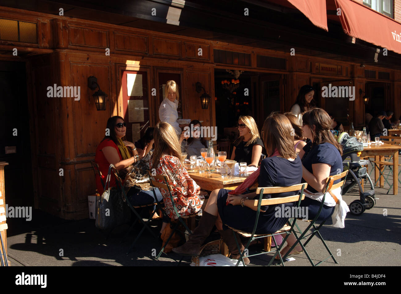 Manger en plein air au café-restaurant de Morandi à New York dans le