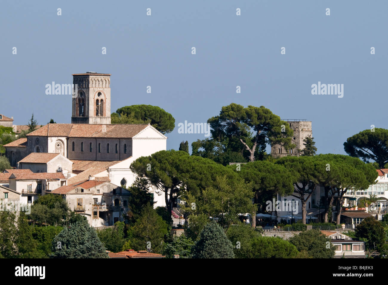 Vue sur la vallée en direction de Place de l'archevêché à Ravello, Italie Banque D'Images