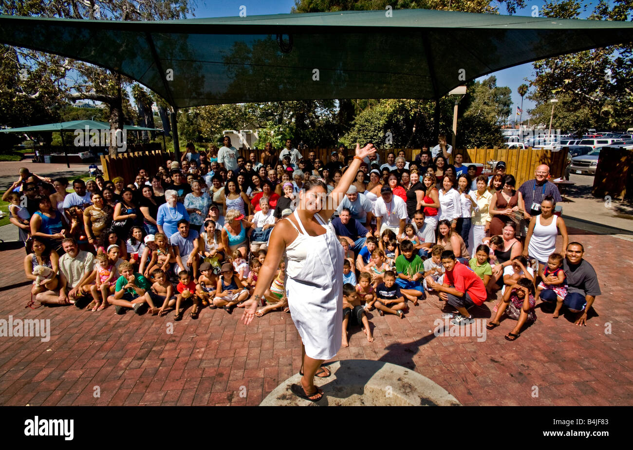 Un membre féminin de la tribu amérindienne Acjacheman frappe un poser à un rassemblement annuel à San Juan Capistrano Banque D'Images