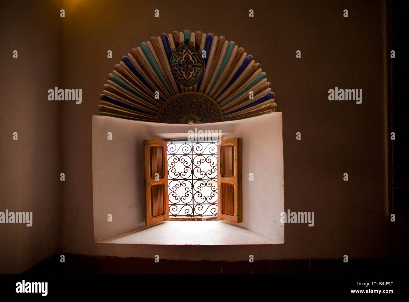Moucharabia fenêtre marocaine avec grille en métal ouvragé. Ouzazarte Kasbah. .Horizontale Maroc 89577 Banque D'Images