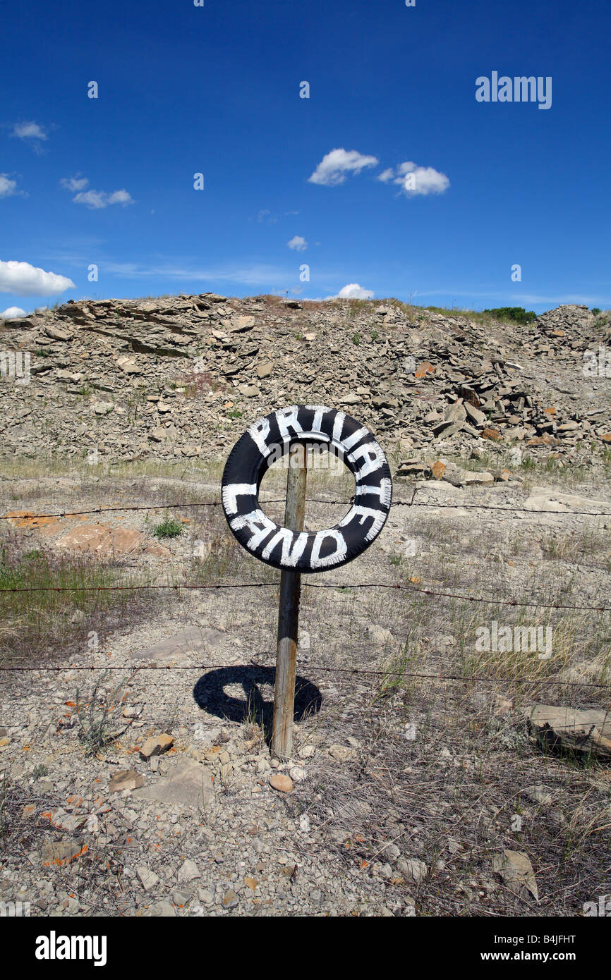 Barbelés avec pneus sign painted terrain privé près de Pincher Creek, Alberta Canada Banque D'Images
