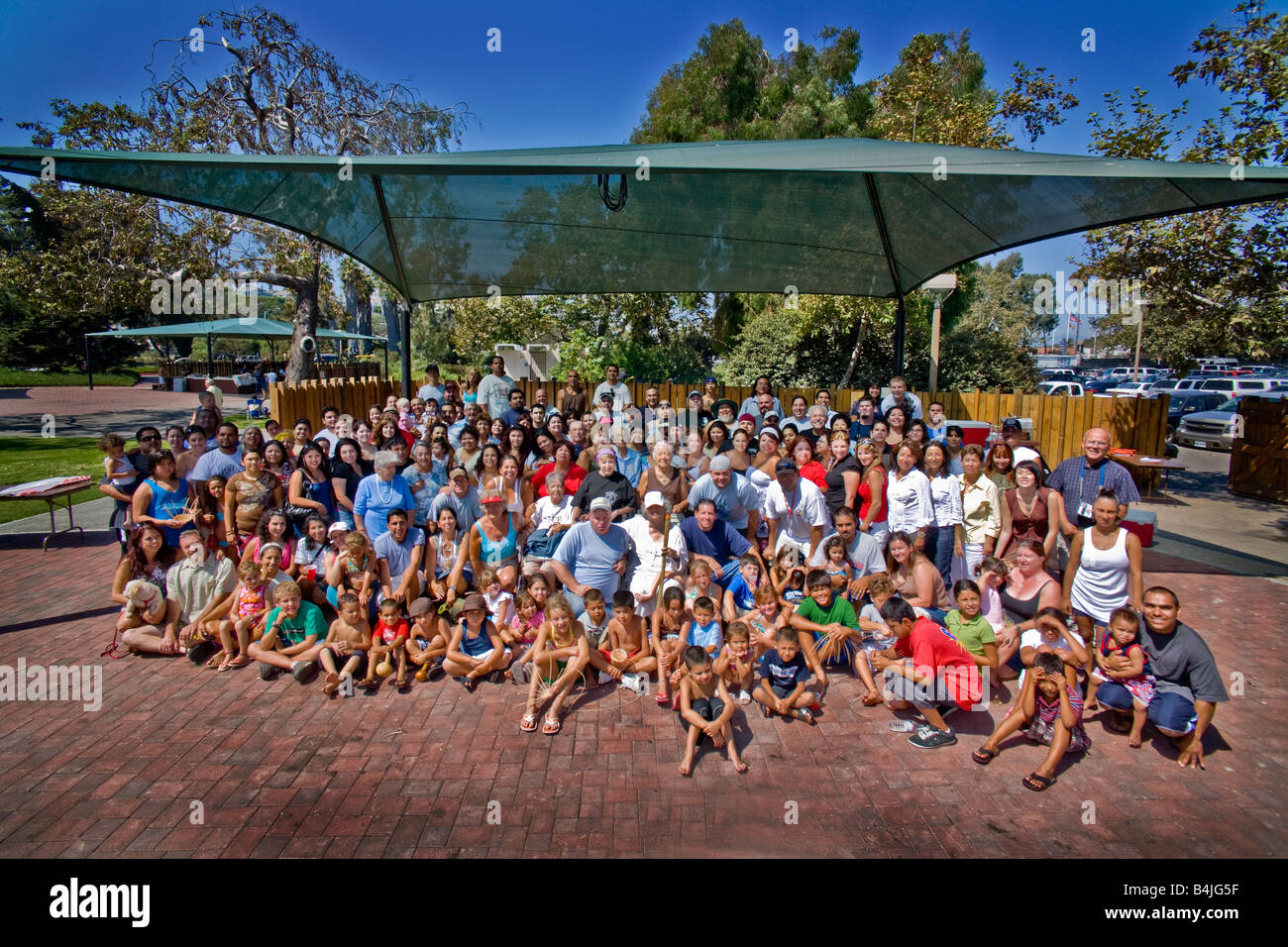 Les membres de la tribu amérindienne Acjacheman pose pour portrait de groupe à un rassemblement annuel à San Juan Capistrano en Californie Banque D'Images
