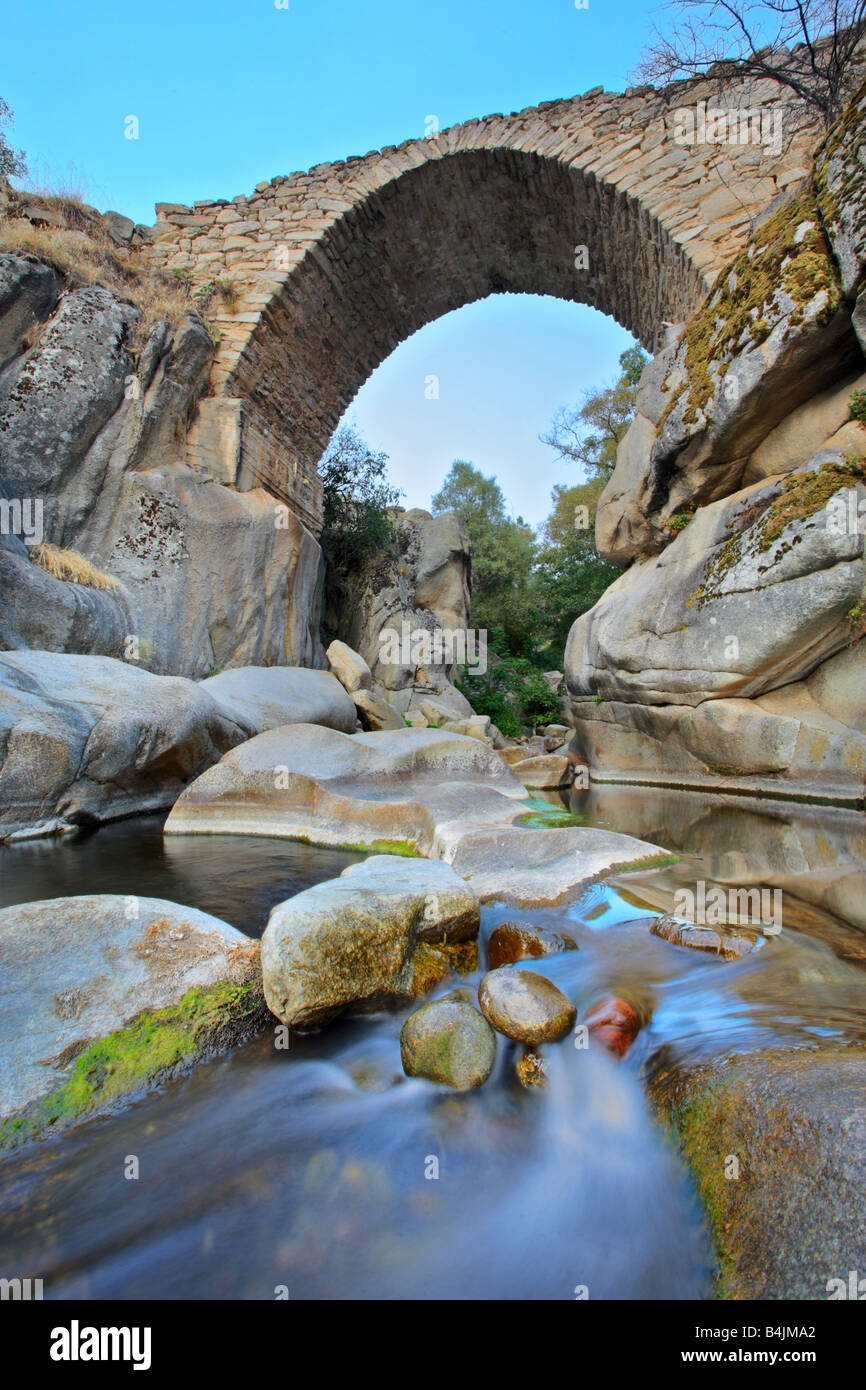 Pont et un ruisseau dans la région de Mariovo, Macédoine Banque D'Images