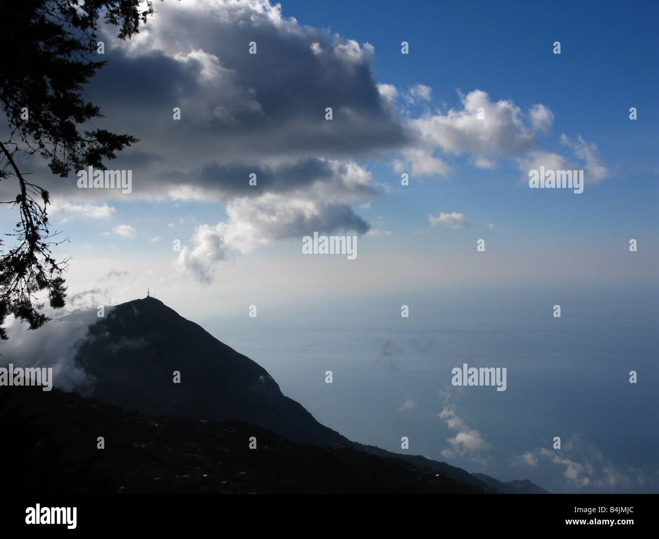Vue panoramique de picacho de Galipán avila mountain dans le fond de la mer des caraïbes, Caracas venezuela beau soleil du soir et les nuages sur la mer Banque D'Images