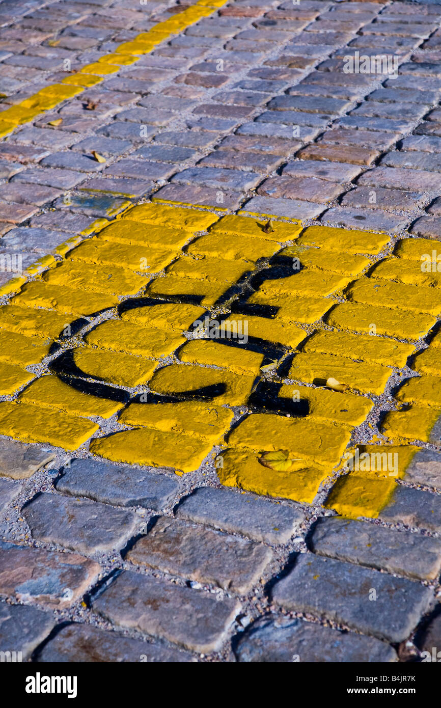 Place de parking en fauteuil roulant symbole sur les pavés. Banque D'Images
