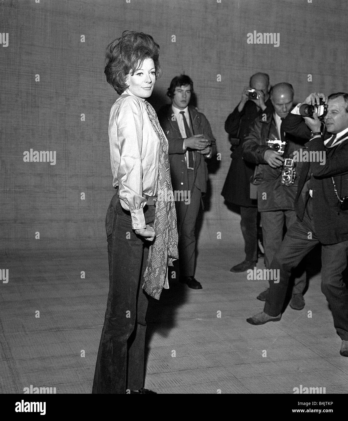 L'actrice Maggie Smith Avril 1970 08 04 1970 l'extérieur après avoir célébré son Oscar win avec un petit parti à la cale en bar Old Vic sur la nuit de sa première performance Banque D'Images