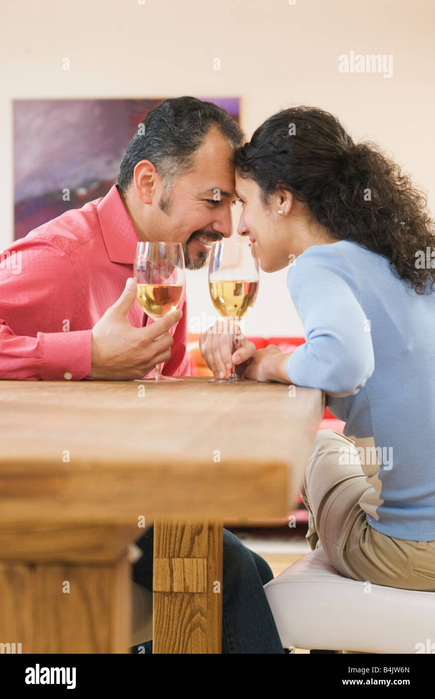 Couple de toucher leur front Banque D'Images