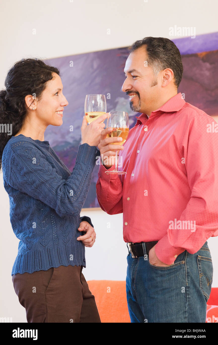 Hispanic couple toasting with wine Banque D'Images