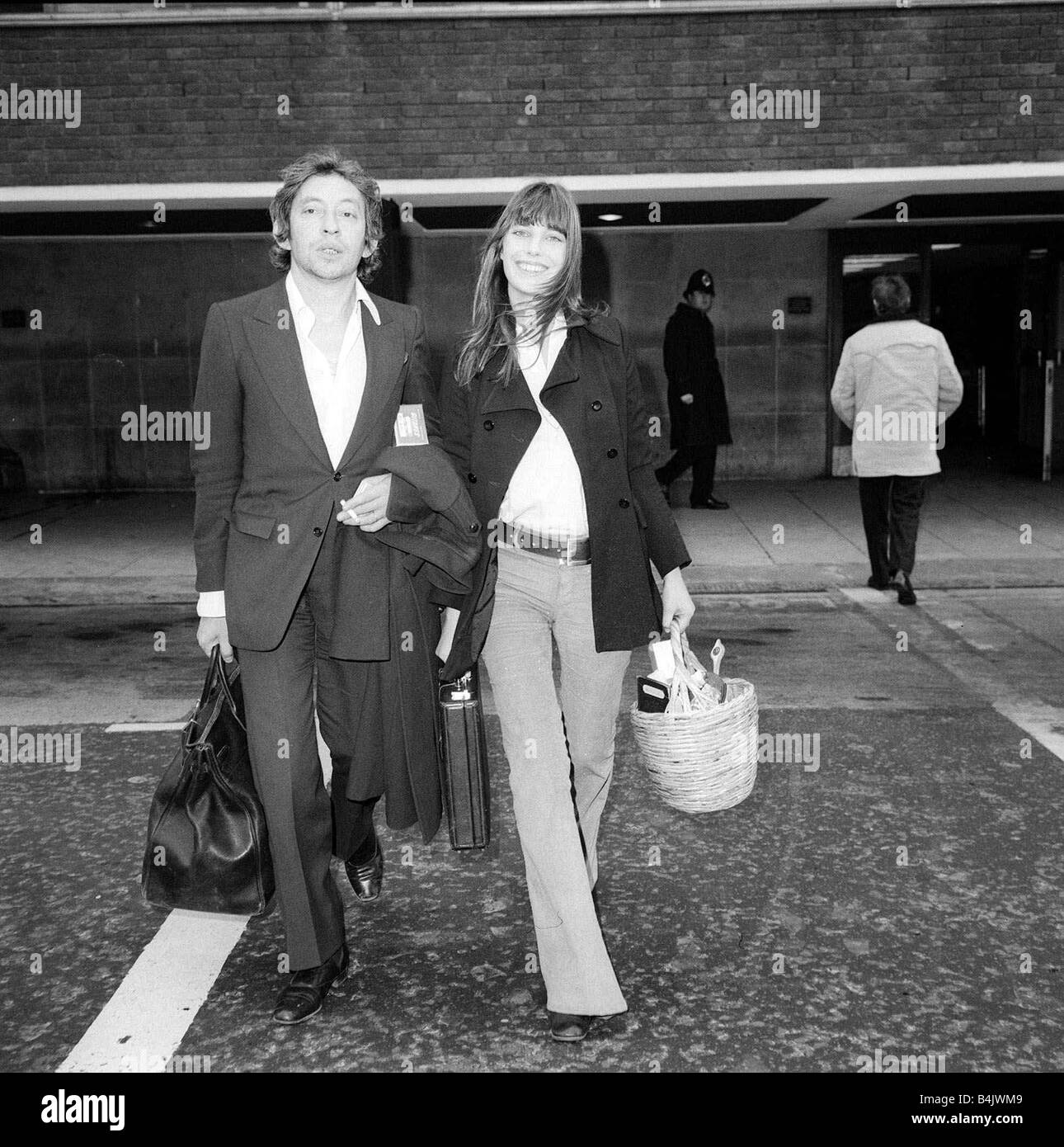 Jane Birkin Serge Gainsbourg à l'aéroport Heathrow de janvier 1971 281 1971 4g02 2002 Mirrorpix Banque D'Images