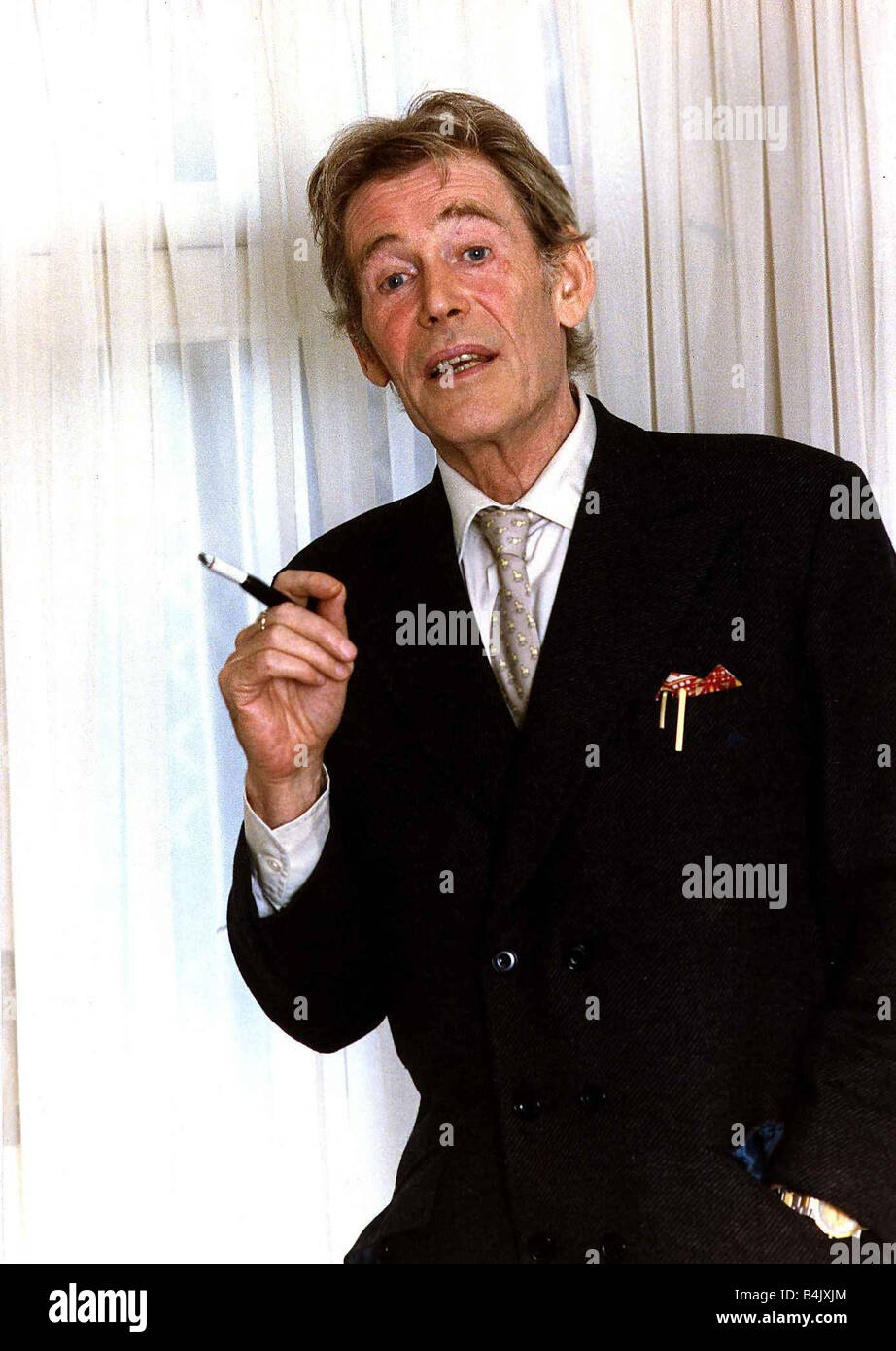 L'acteur Peter O Toole fumer une cigarette dans un porte-cigarette, décembre 1988 DBase Banque D'Images