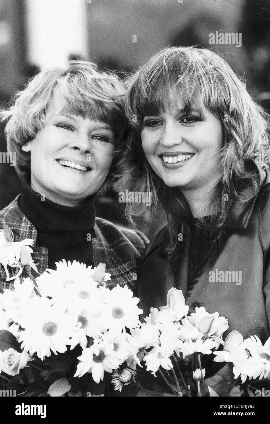 Dame Judi Dench avec Susan Penhaligon's stars de télévision ITV programme comédie une belle romance Octobre 1981 Dbase Banque D'Images