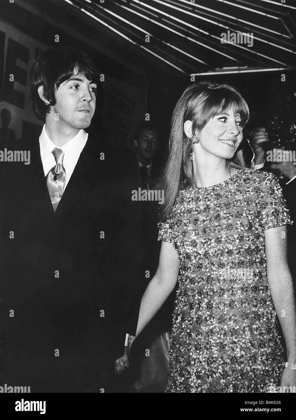 Jane Asher présentateur de télévision et actrice avec Paul McCartney lors de la première de comment j'ai gagné la guerre Banque D'Images