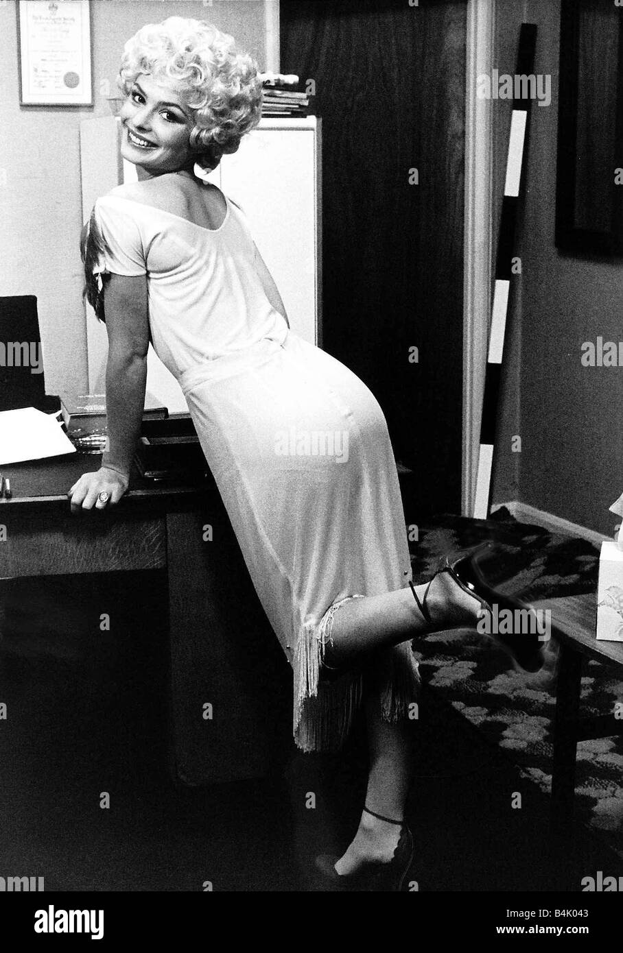 L'actrice Lucy Gutteridge pose dans sa nouvelle histoire où elle joue de Marilyn Monroe un punk rocker et une écolière Septembre 1980 Banque D'Images
