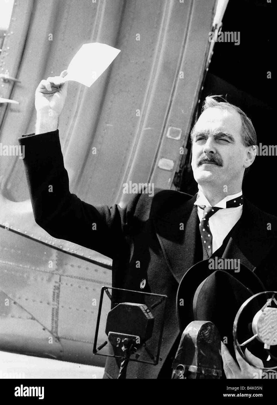 John Cleese acteur dans une scène d'un spectacle d'usurper l'PM Chamberlain DBase Mai 1980 Banque D'Images