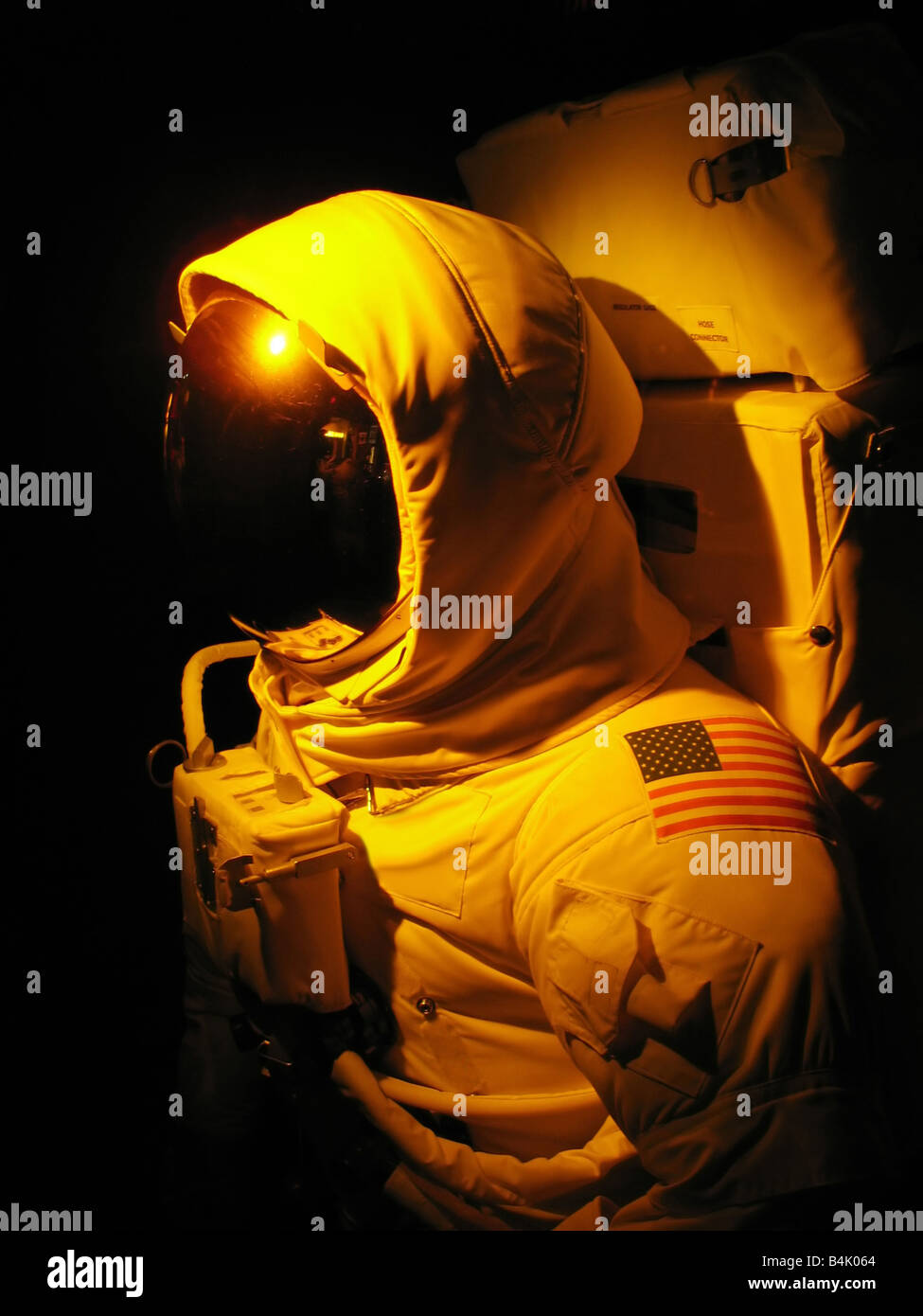 Un astronaute complète sous l'Éclairage dramatique Banque D'Images