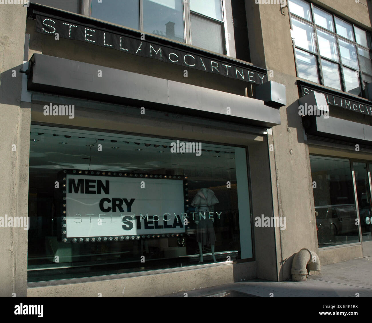 Général des scènes de New York Shop avant de Stella McCartney Stella pleurer hommes campagne publicitaire Shopping Boutiques magasins magasin Décembre 2004 Années 2000 Mirrorpix Banque D'Images