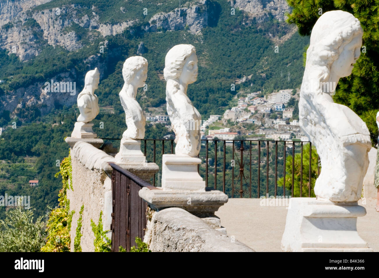 Bustes sur la terrasse de l'infini dans les jardins de la Villa Cimbrone Banque D'Images