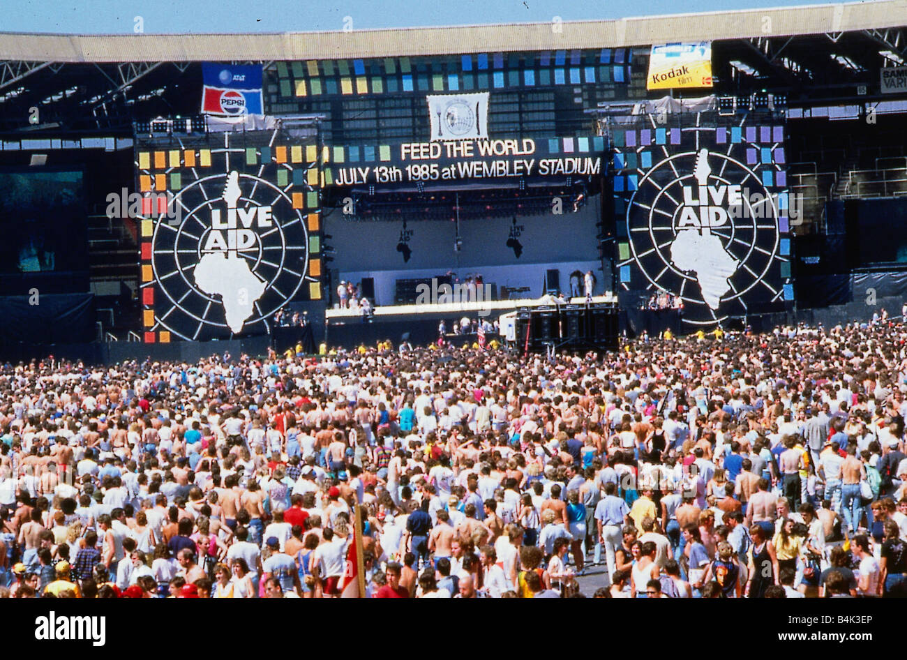 Live Aid concert Juillet 1985 foule au Stade de Wembley Banque D'Images