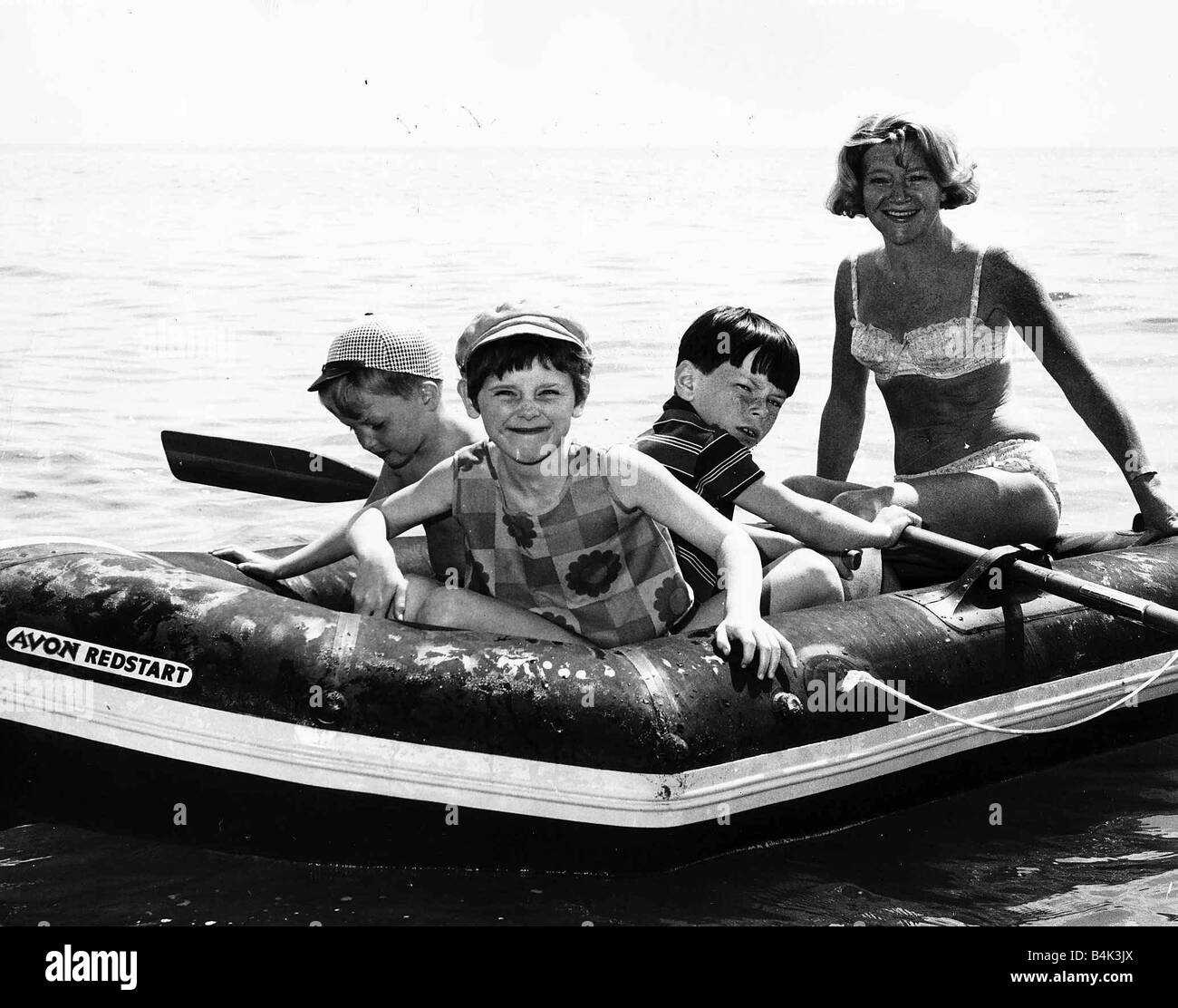 Dora Bryan actrice anglaise qui vient d'finnished dans le rôle principal de Hello Dolly après 1 ans ici, elle est vue dans un bateau gonflable avec ses enfants Daniel 8 6 5 William et Georgina Banque D'Images