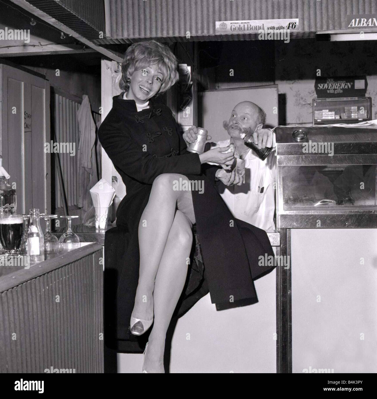 Marion Montgomery Jazz Singer Novembre 1969 star de n'importe quoi va encore de Cole Porter, au Saville Theatre avait une fête surprise à la fin de l'exposition s première semaine une partie des amis de sa maison à Bray dans le comté de Berkshire a Marion retour en car à un poisson et le souper à puce un poisson shop dans Grenfell Road Maidenhead aider Marion pour le sel et le vinaigre sont manager Doug Walden et son épouse peut Walden magasins Food Fish and Chips Banque D'Images