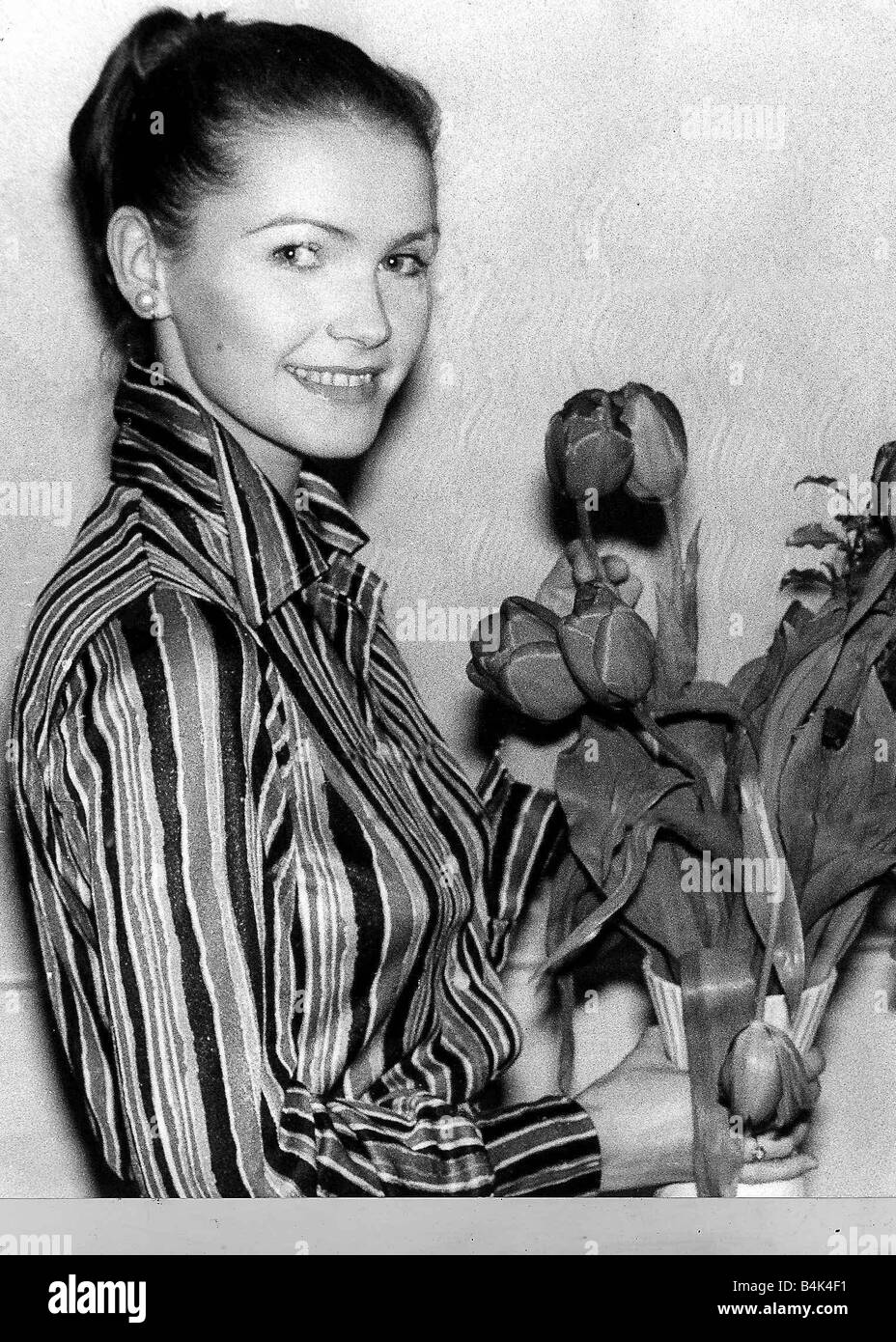 Fiona Fullerton Février 1977 L'actrice de 20 ans, star de la série TV de la  BBC dbase Anges Photo Stock - Alamy
