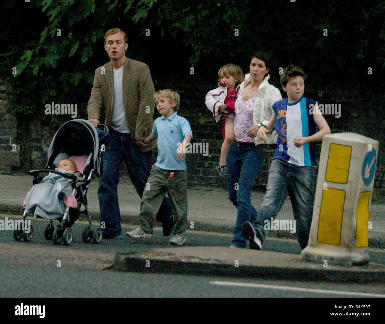 Jude Law acteur et actrice femme Sadie Frost avec leurs enfants sortir pour un repas pub près de North London accueil 4 juin 2003 Banque D'Images