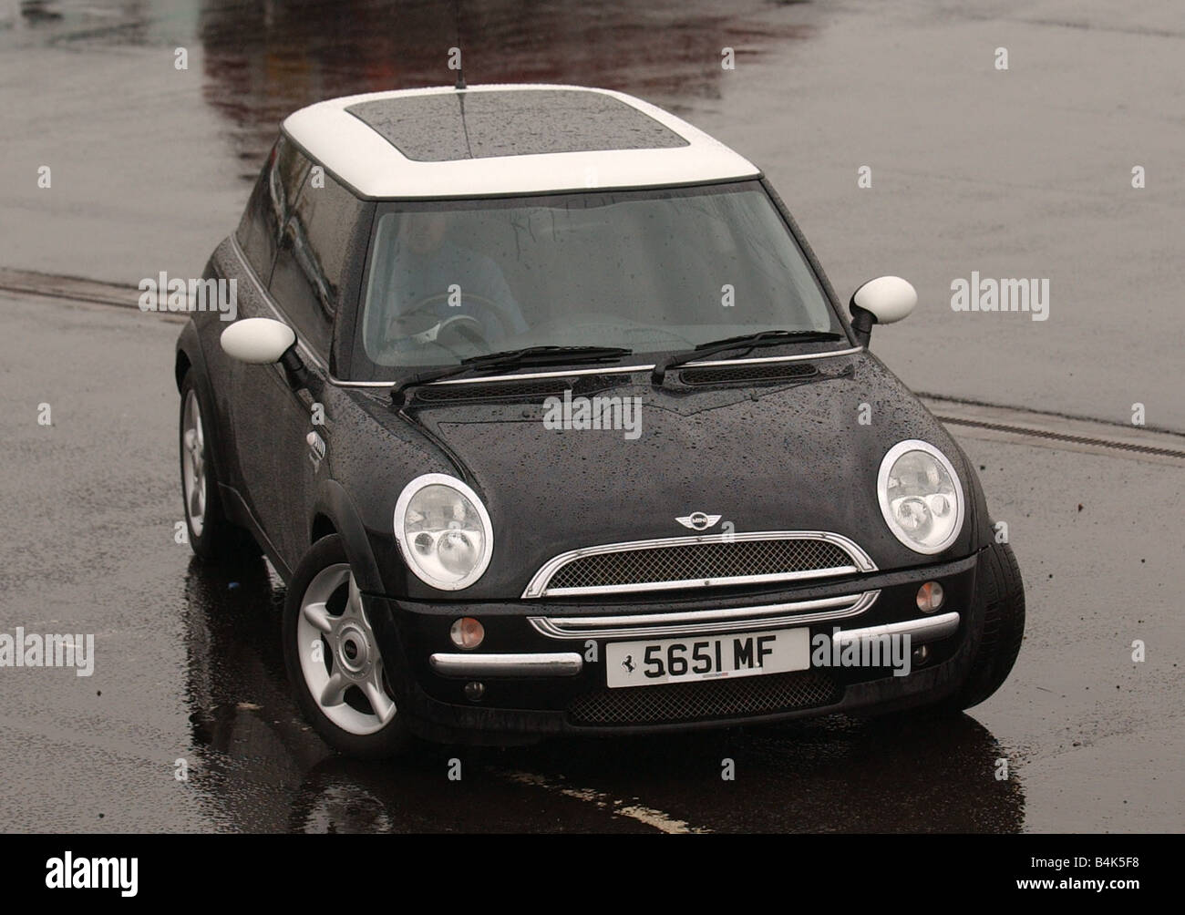 Novembre 2003 Mini Cooper voiture noir avec toit blanc MF 5651