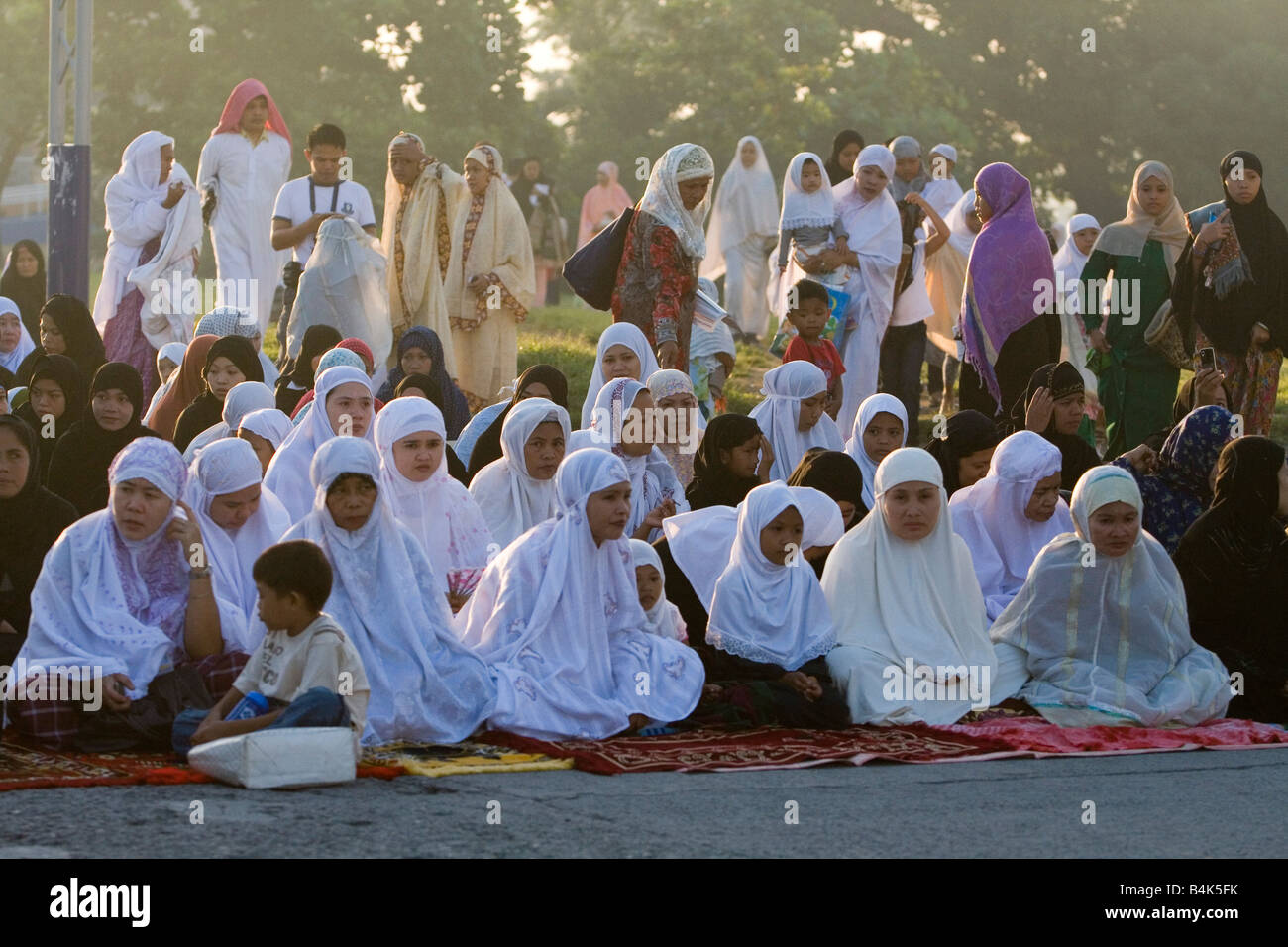Les femmes musulmanes à se préparer à célébrer l'aïd Fitr Banque D'Images