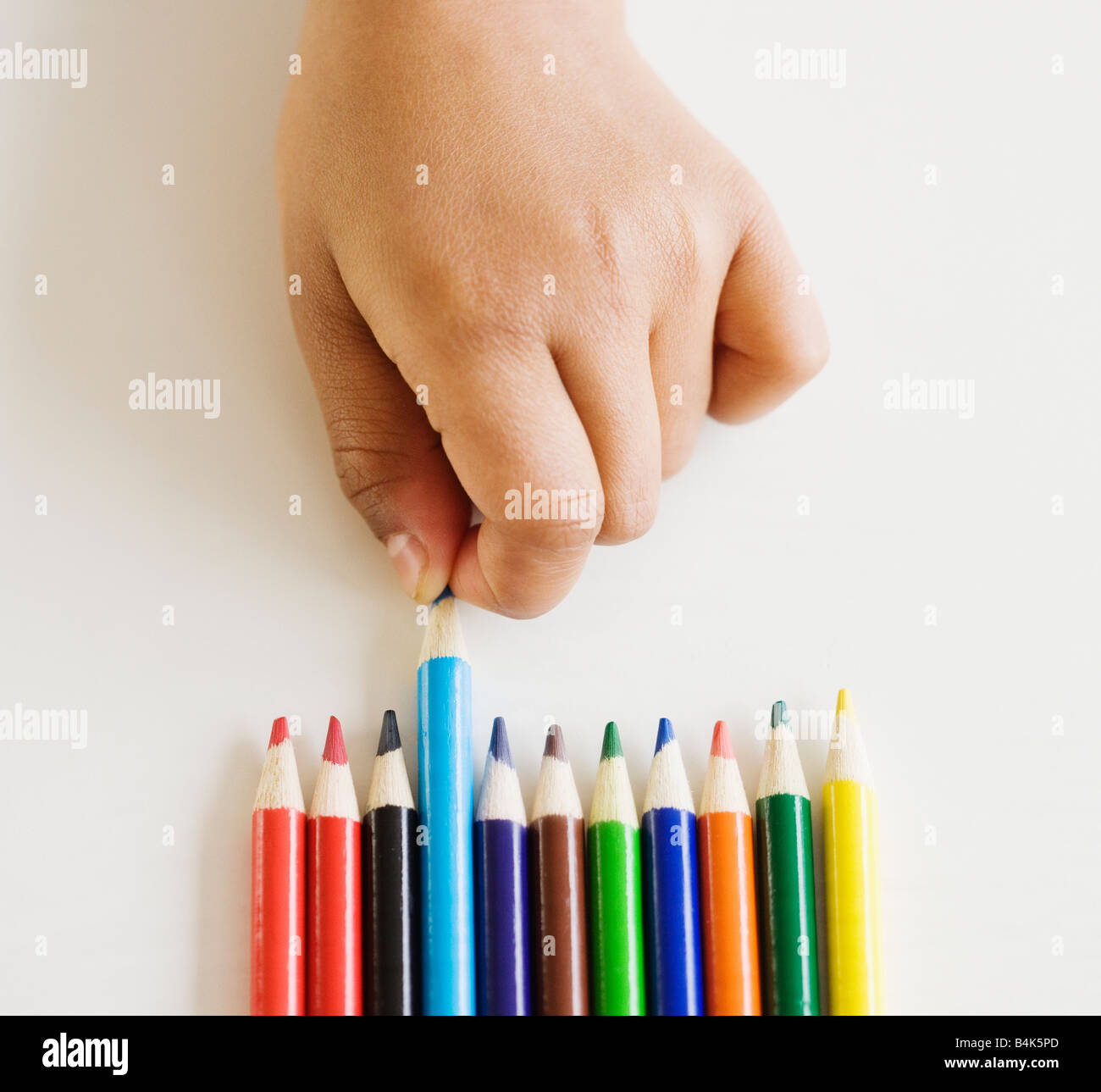 Close up of mixed race girl choosing crayon de couleur Banque D'Images