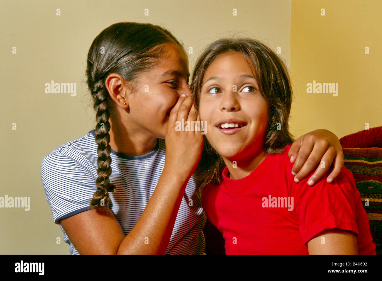 Deux filles préadolescentes membres de la tribu Acjachemen de Californie du Sud partagent un secret intéressant Banque D'Images