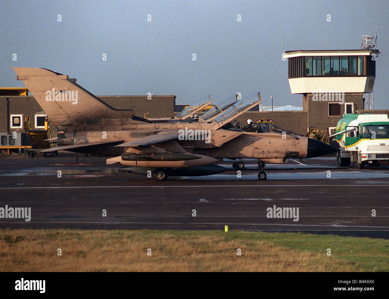 Avion Panavia Tornado Gr1 de la RAF en couleurs de la guerre du Golfe à l'aéroport de Prestwick en Ecosse LFEY003 Flight100 Banque D'Images