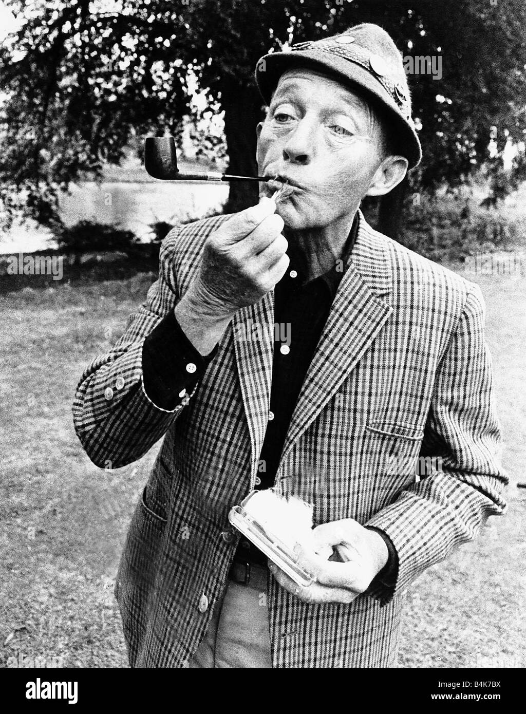 Bing Crosby dans le Lake District pour faire film sur la pêche de la pêche TV US était un de ses passe-temps favoris avec Banque D'Images
