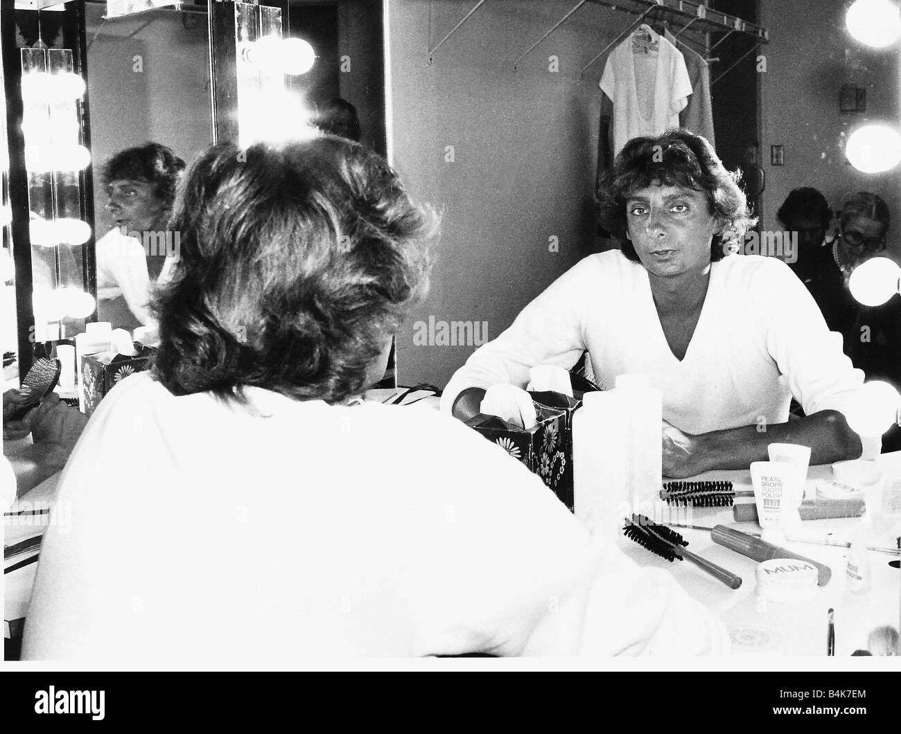 Barry Manilow Chanteuse Pop assise à sa coiffeuse msi dbase Banque D'Images