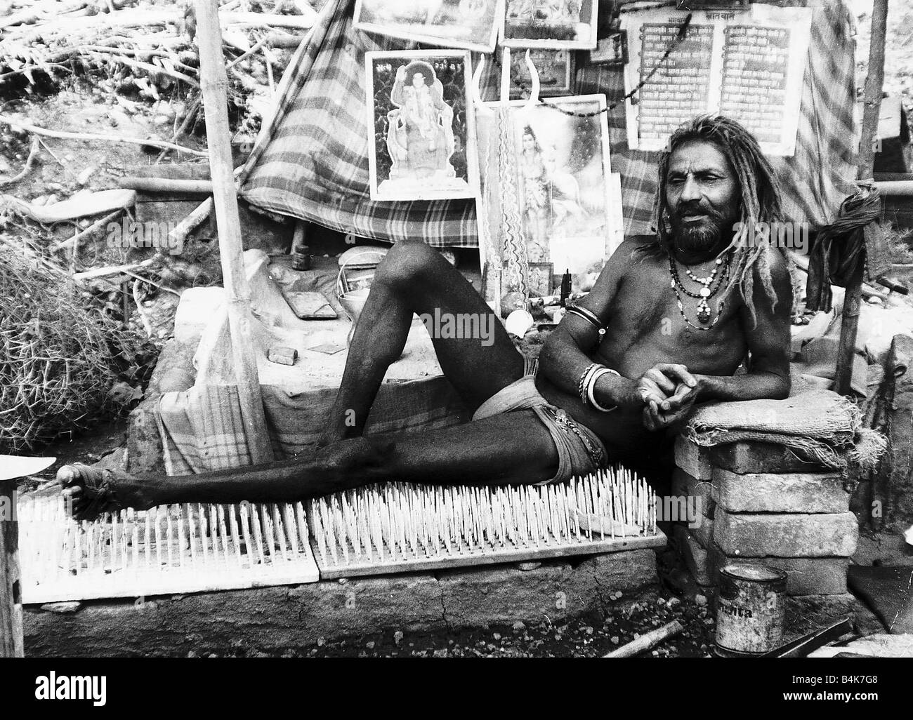 Saint homme Kante Wala Baba qui a fait vœu de silence sur son lit de clous à Rishikesh Inde religion Banque D'Images