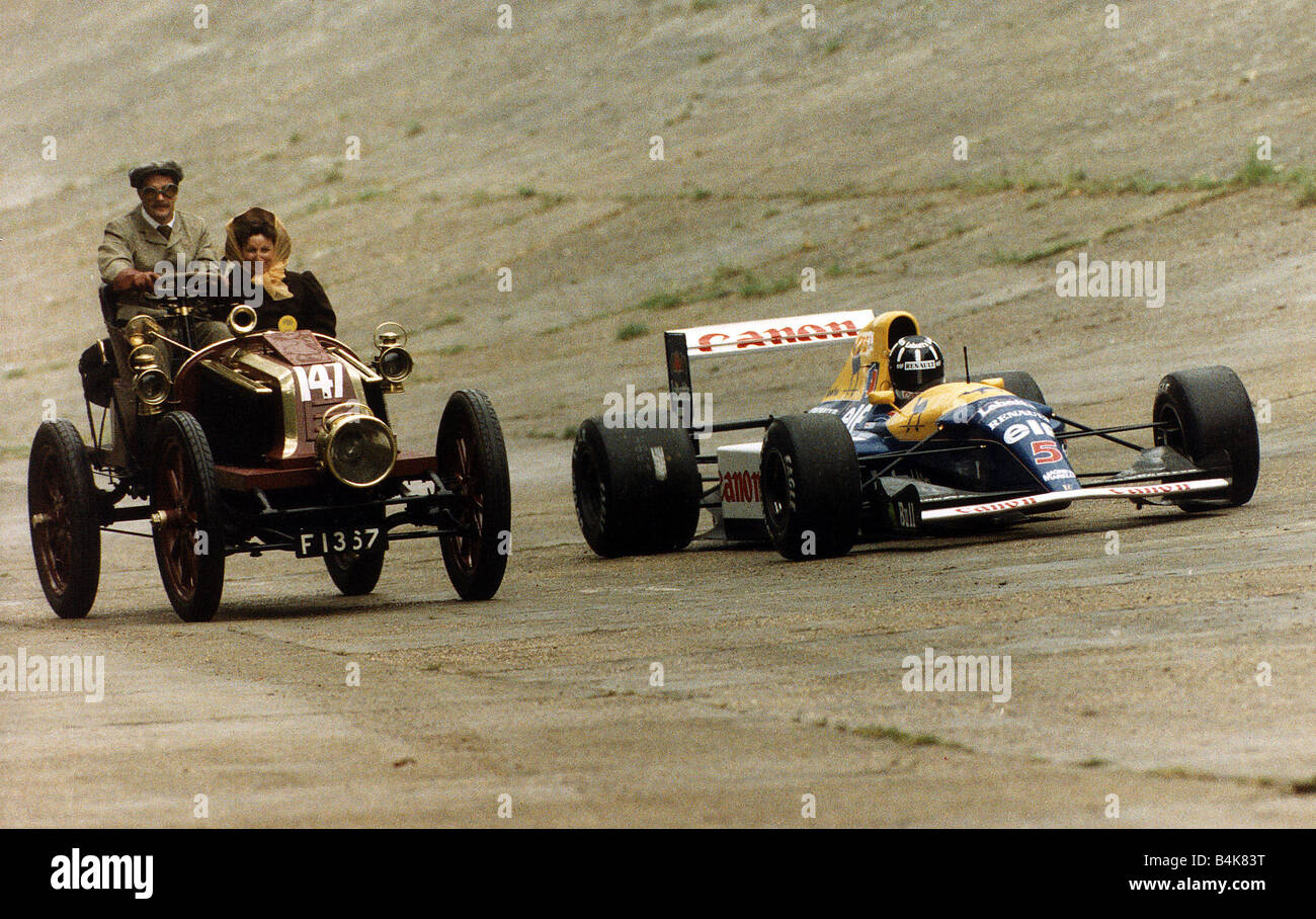 Nigel Mansell pilote de course de Formule 1 Renault F1 dans sa voiture le long d'un côté vraiment ancienne voiture de course Renault Banque D'Images