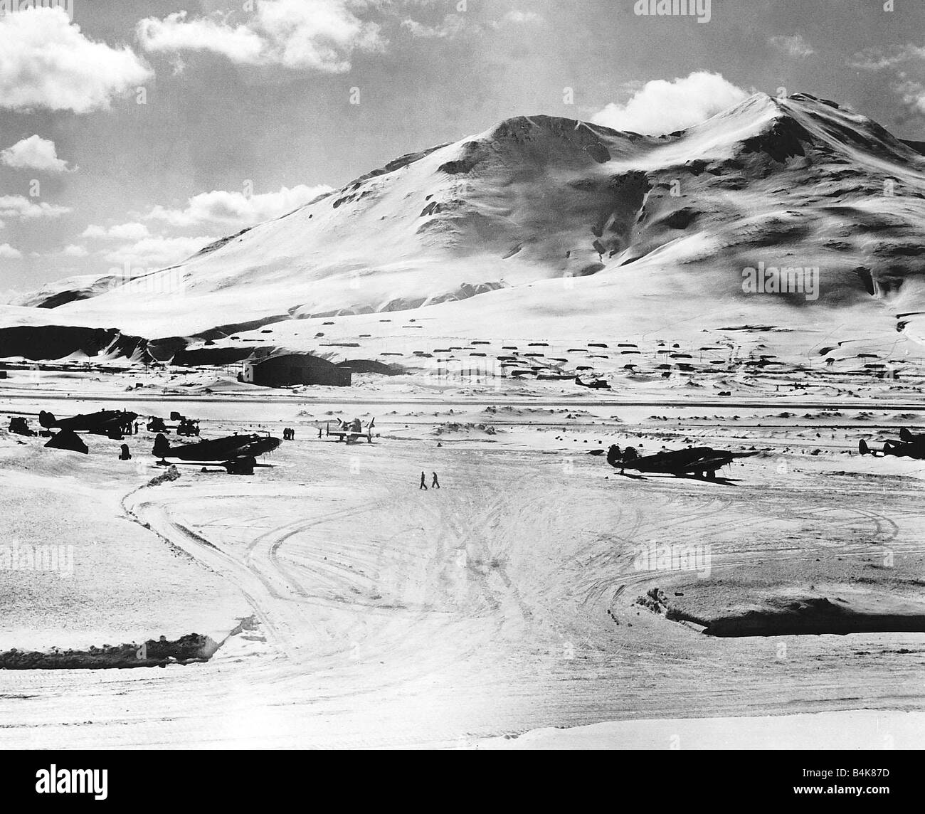 United States Air Force Lockheed Ventura kamikazes sur un couvert de neige base aérienne Aléoutiennes sont prêts pour l'attaque sur les îles Kouriles en Japonais PENDANT LA SECONDE GUERRE MONDIALE 1945 Banque D'Images