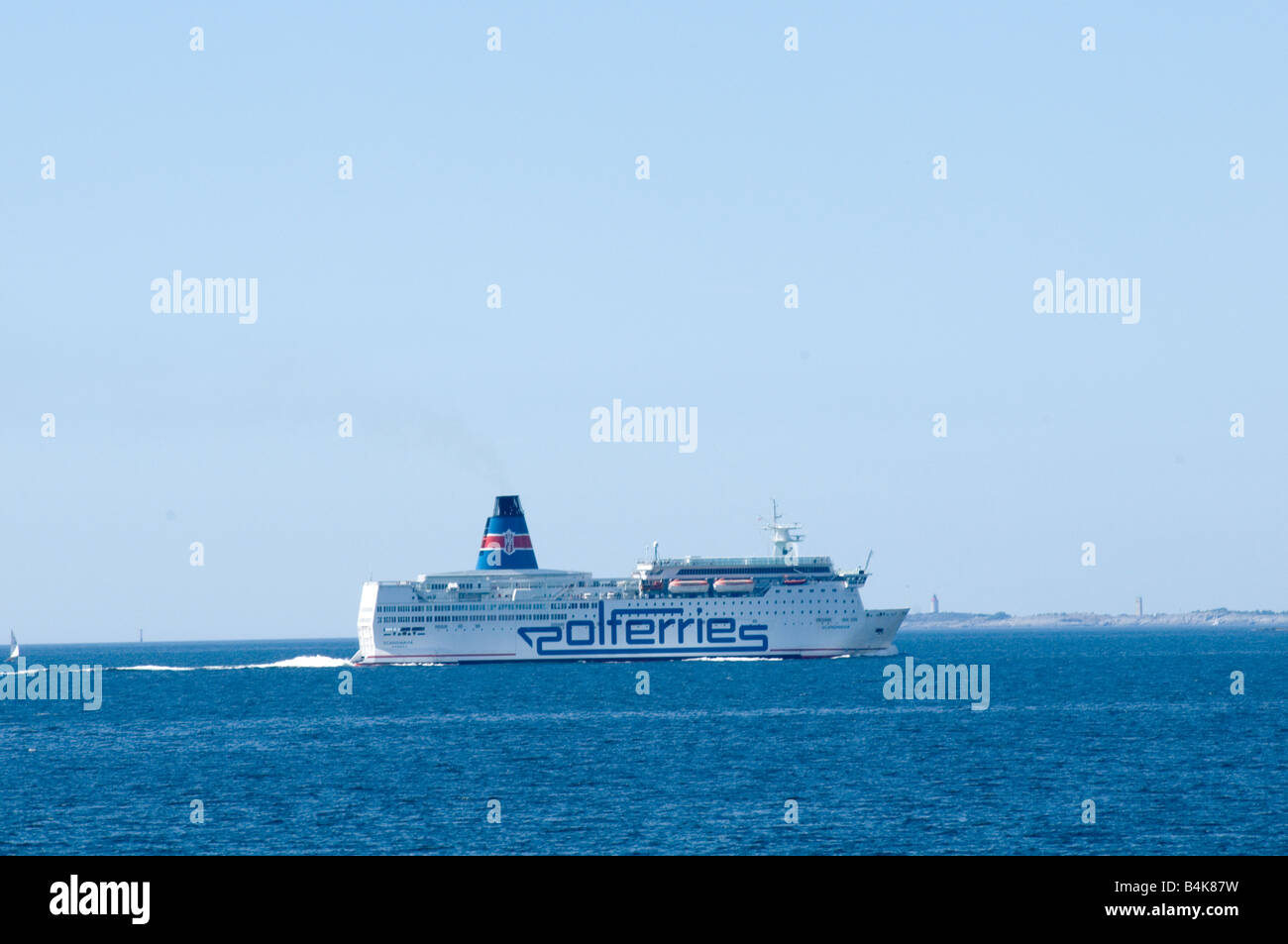 Ferry de Gotland mer baltique Suède Swedish transport voyages ferries bateau bateaux ciel bleu ciel de l'été Banque D'Images