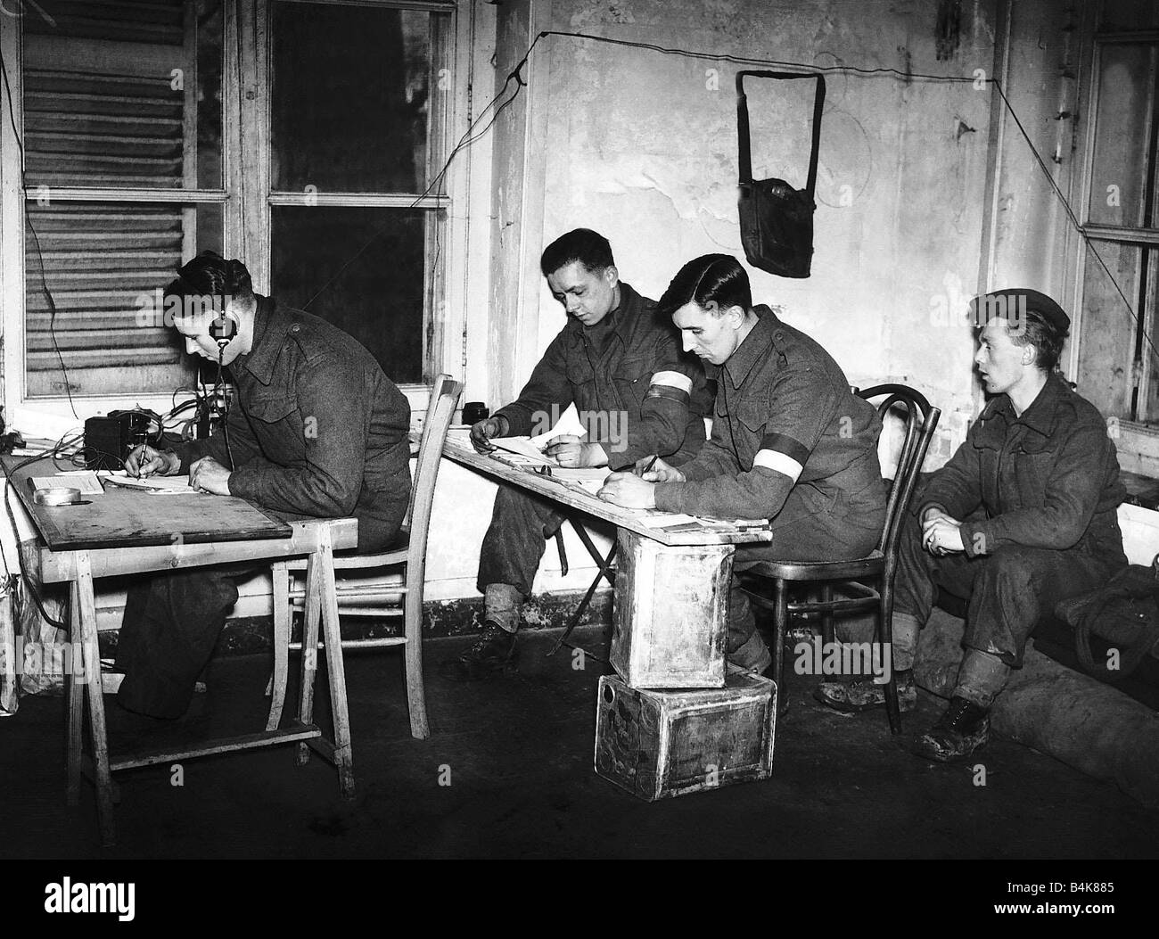 L'office des signaux Suffolk Regiment avec B E F en France PENDANT LA SECONDE GUERRE MONDIALE 1940 Banque D'Images L'office des signaux Suffolk Regiment avec B E F en France PENDANT LA SECONDE GUERRE MONDIALE 1940 Banque D'Images