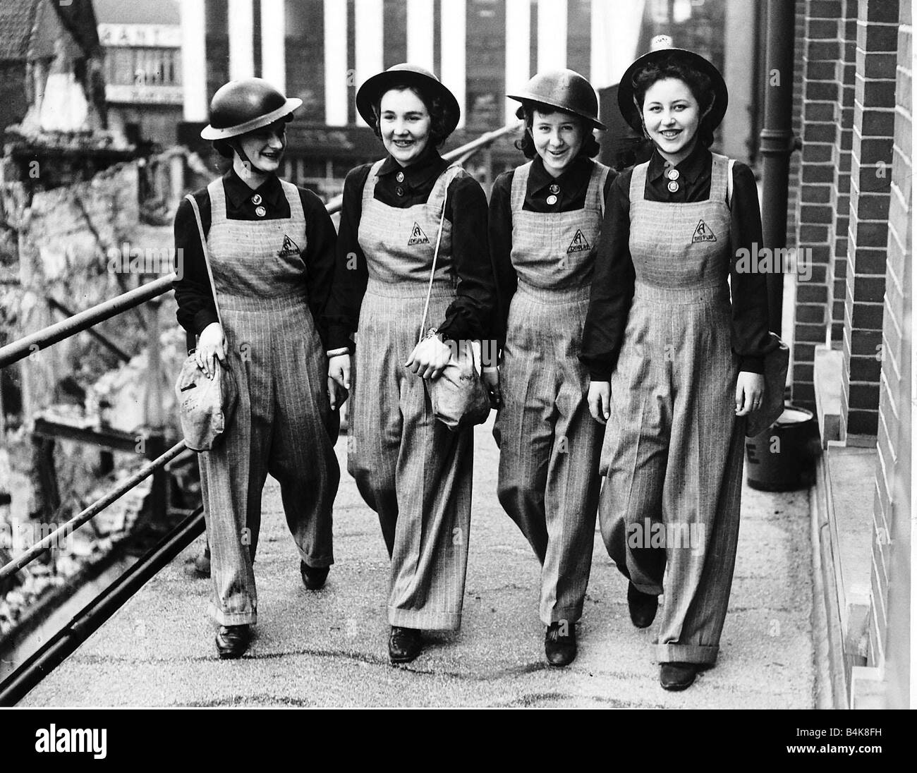 Les femmes de l'incendie Service de surveillance en Falmouth Cornwall dans leurs uniformes et casques d'étain pendant la WW2 1941 Banque D'Images